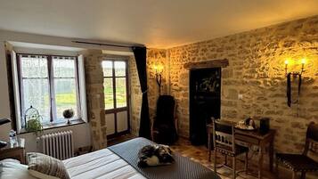 Tweepersoonskamer (Simon de Chausseroye) | Luxe beddengoed, een bureau, geluiddichte muren, babybedden (toeslag)