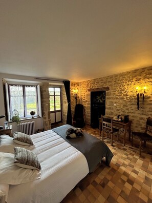 Habitación doble (Simon de Chausseroye) | Ropa de cama de alta calidad, escritorio, sistema de insonorización