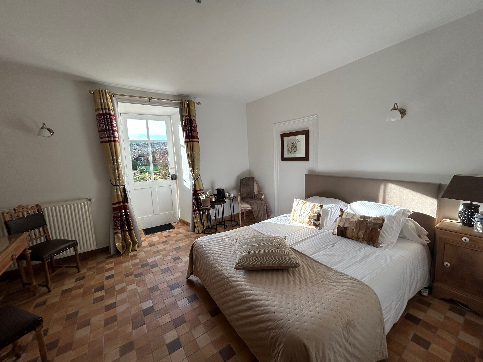 Premium bedding, desk, soundproofing, cots/infant beds