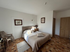 Double Room (Jean Ysoré) | Premium bedding, desk, soundproofing, cribs/infant beds - Le Vieux Château (Airvault)