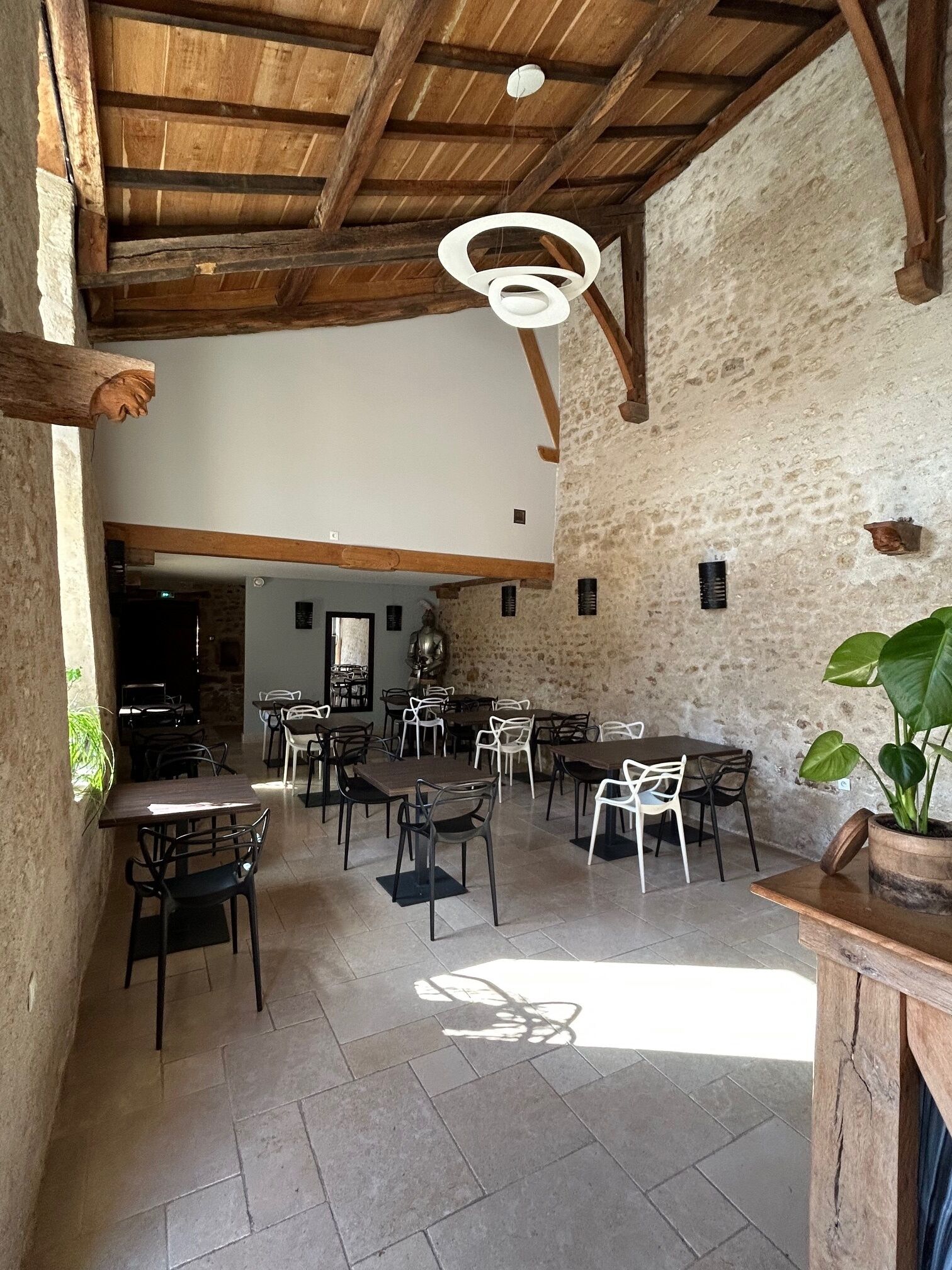 Petit déjeuner, déjeuner et dîner servis sur place