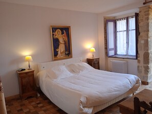 Doppelzimmer (Simon de Chausseroye) | Hochwertige Bettwaren, Schreibtisch, schallisolierte Zimmer, Babybetten