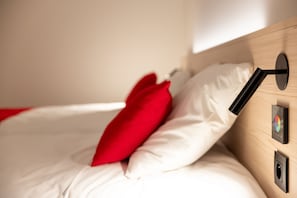 Twin Room | Desk, laptop workspace, blackout drapes, soundproofing - Bremberg Hotel (Bierbeek)