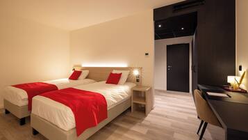 Een bureau, een laptopwerkplek, verduisterende gordijnen