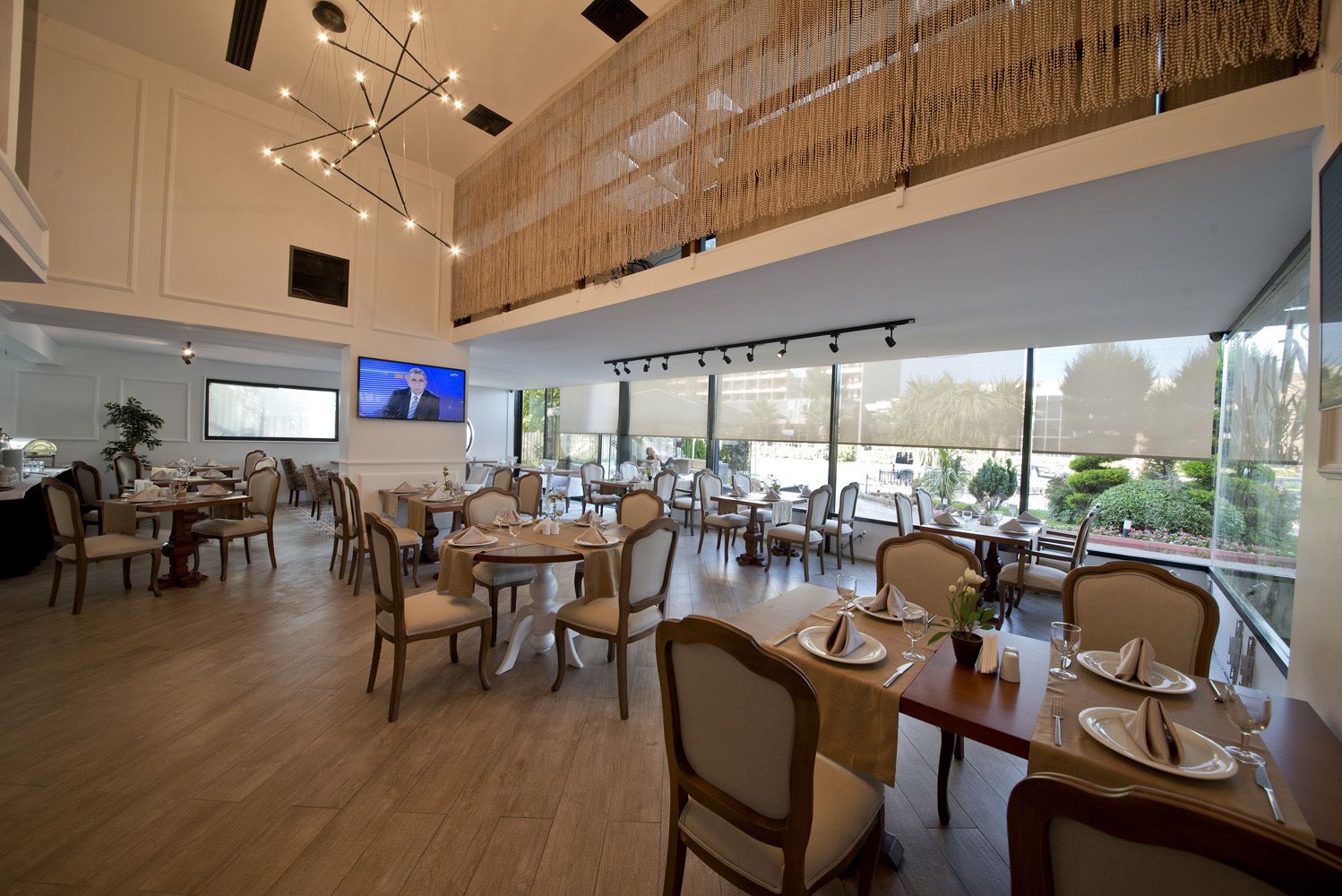 Breakfast, lunch and dinner served