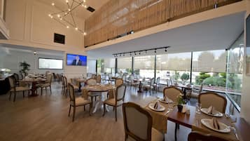 Breakfast, lunch and dinner served