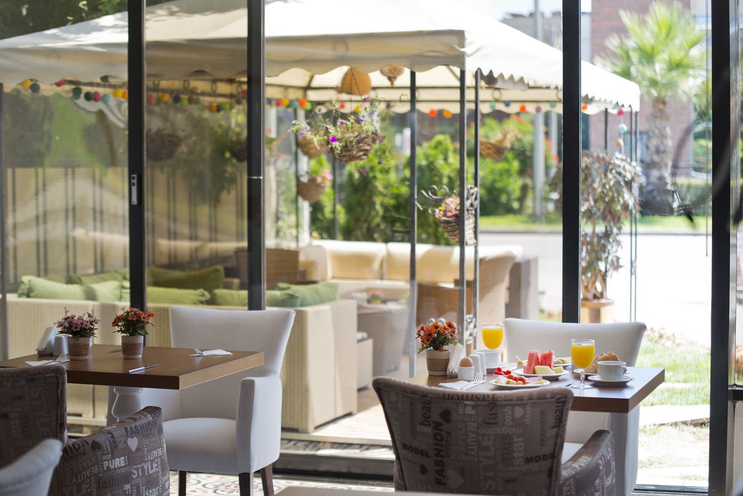 S'hi serveixen esmorzars, dinars i sopars 