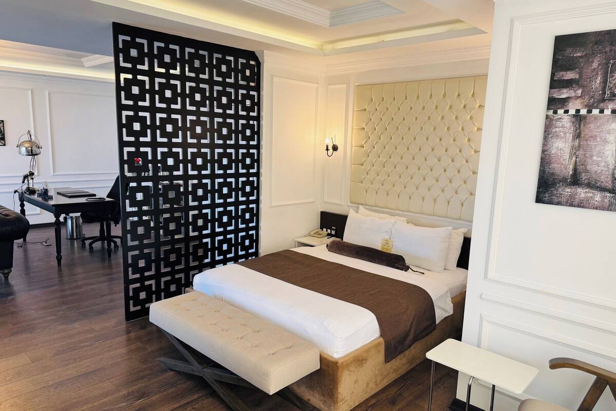 Premium bedding, minibar, in-room safe, desk
