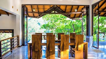Villa de lujo, 3 habitaciones | Servicio de comidas en la habitación