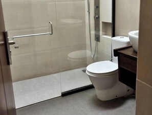 Villa de lujo, 3 habitaciones | Baño | Regadera, regadera tipo lluvia, amenidades de baño gratuitas 