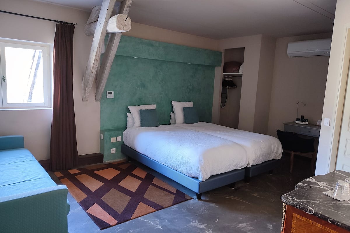 Habitación superior con 2 camas individuales | Caja fuerte, escritorio, cunas gratuitas y wifi gratis