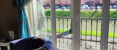 Quarto quádruplo | Cofres nos quartos, escrivaninha, berços grátis, Wi-Fi de cortesia