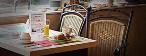 Daily continental breakfast for a fee - Logis Hôtel Les Pages (Luneville)