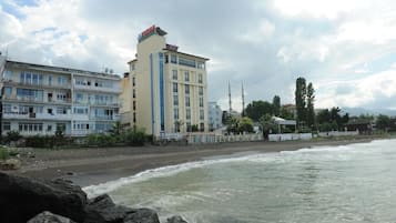 Am Strand, Liegestühle, Sonnenschirme