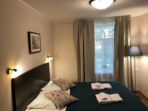 Roupas de cama premium, cofres nos quartos, escrivaninha