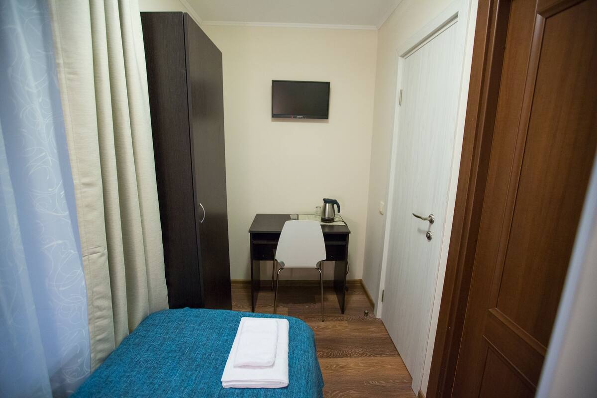Quarto solteiro standard | Roupas de cama premium, cofres nos quartos, escrivaninha