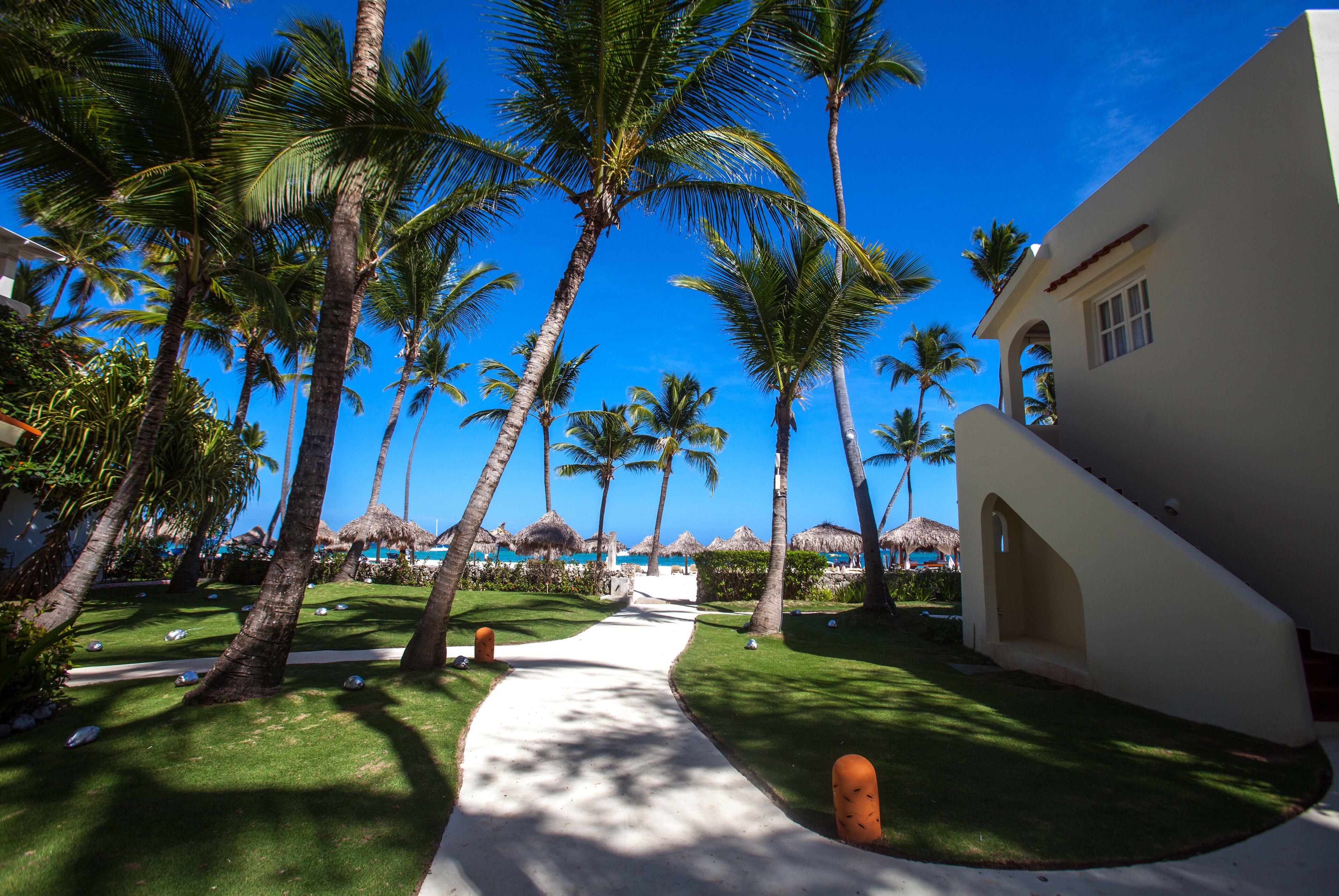 Los Corales Villas Beachfront Junior Suite | Premium bedding, pillowtop beds, minibar, in-room safe