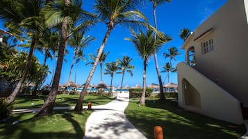 Los Corales Villas Beachfront Junior Suite | Premium bedding, pillowtop beds, minibar, in-room safe