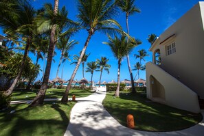Los Corales Villas Beachfront Junior Suite | Premium-sengetøj, senge med topmadrasser, minibar, pengeskab på værelset