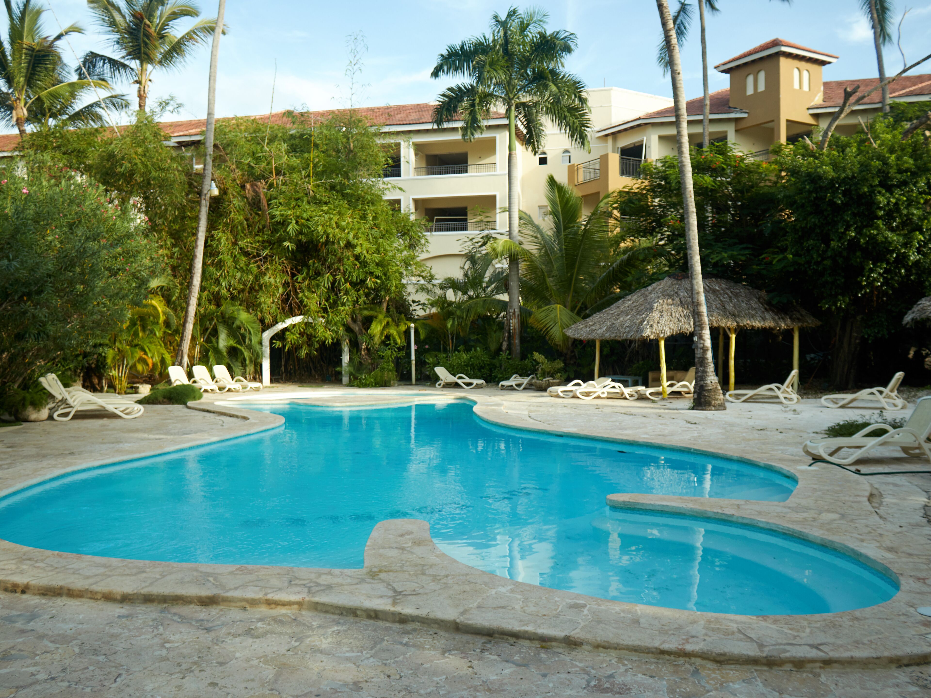 Piscina externa, guarda-sóis, espreguiçadeiras