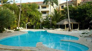 Piscina externa, guarda-sóis, espreguiçadeiras