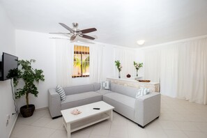 Los Corales Moonstar Superior Beachfront Suite | 거실 공간 | 디지털 채널 시청이 가능한 43인치 평면 TV