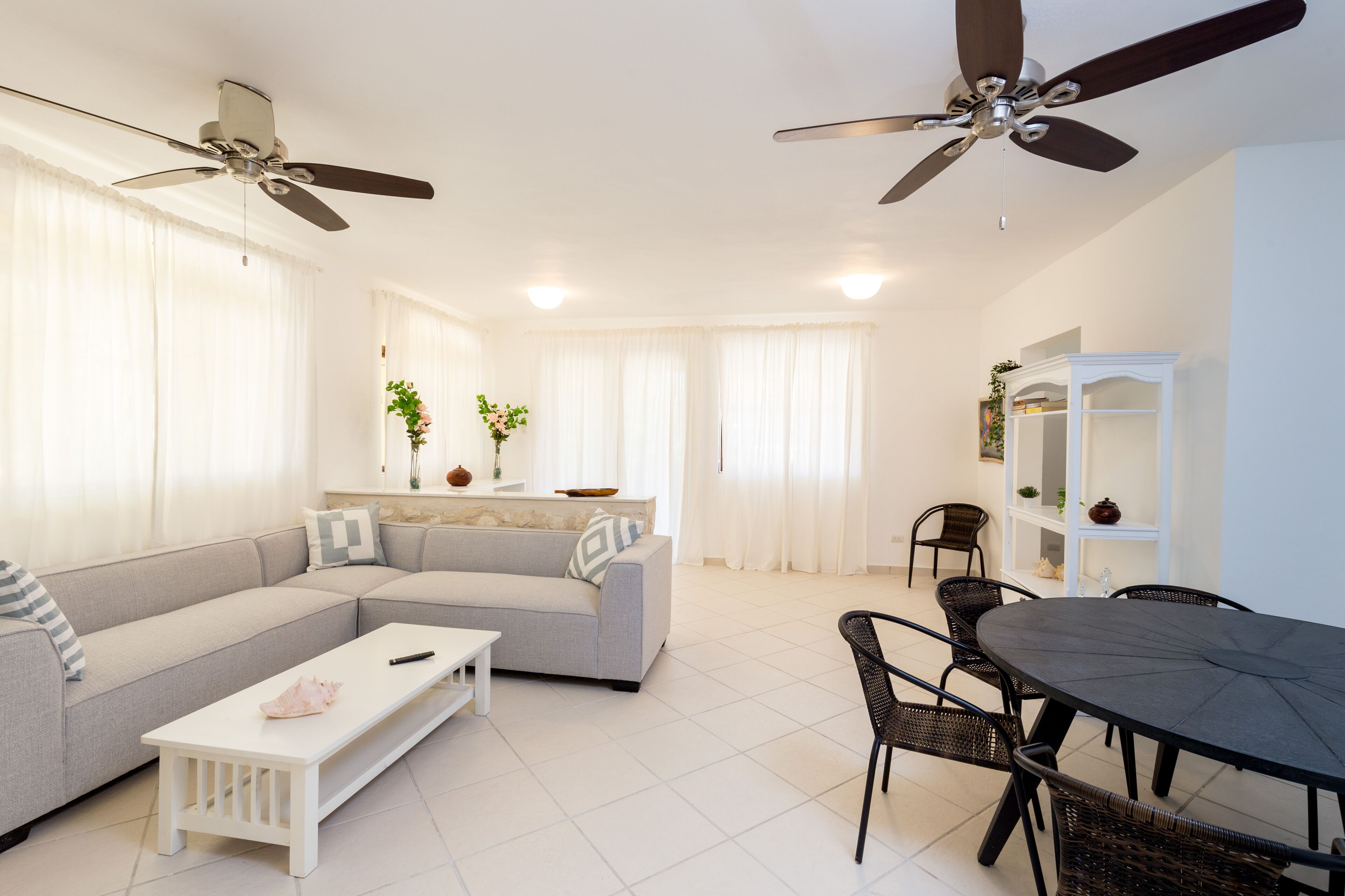 Deluxe penthouse, 4 slaapkamers, uitzicht op zwembad | Woonruimte | Een 43-inch flatscreentelevisie met digitale zenders