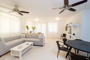 Los Corales Moonstar Superior Beachfront Suite | Coin séjour