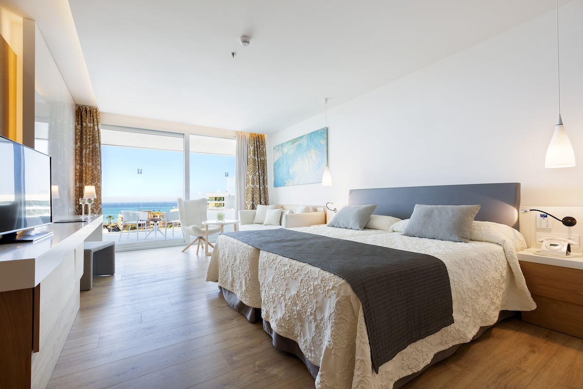 standard double room single use, balcony, sea view | 1 bedroom, minibar, in-room safe, desk