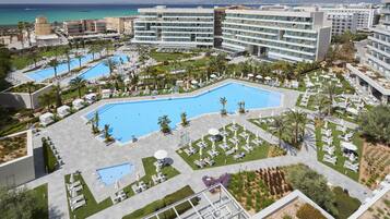 Een buitenzwembad, parasols voor strand/zwembad