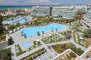 Outdoor pool, pool umbrellas, pool loungers - Hipotels Playa de Palma Palace (Palma de Mallorca)