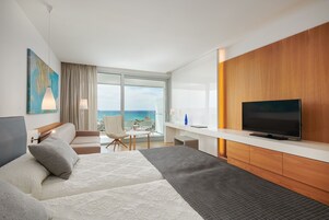 Minibar, caja fuerte, escritorio y cortinas opacas