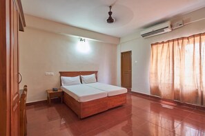 Habitación doble Deluxe, con acceso para personas discapacitadas, baño privado | Escritorio, camas extra y acceso para silla de ruedas
