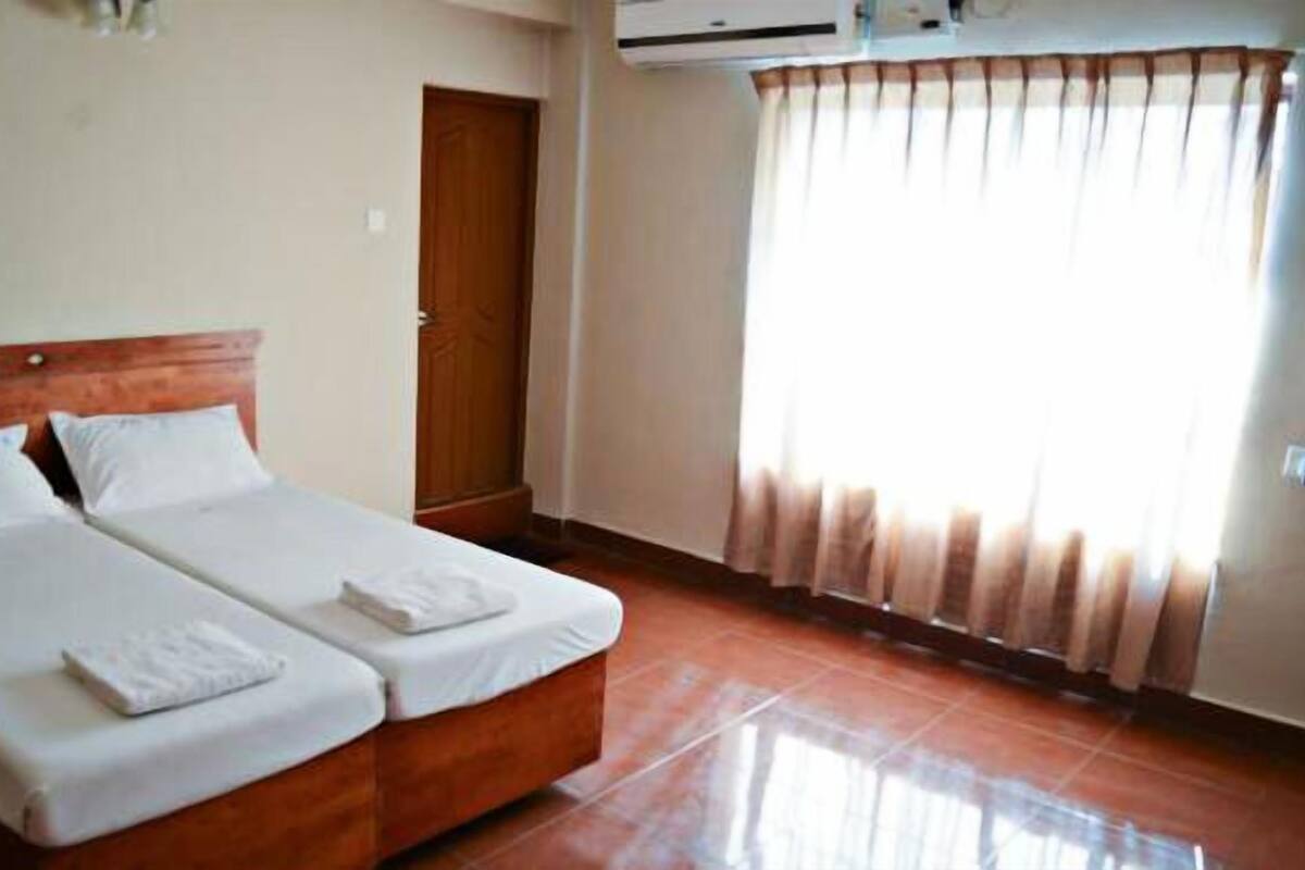 Habitación doble, con acceso para personas discapacitadas | Escritorio, camas extra y acceso para silla de ruedas