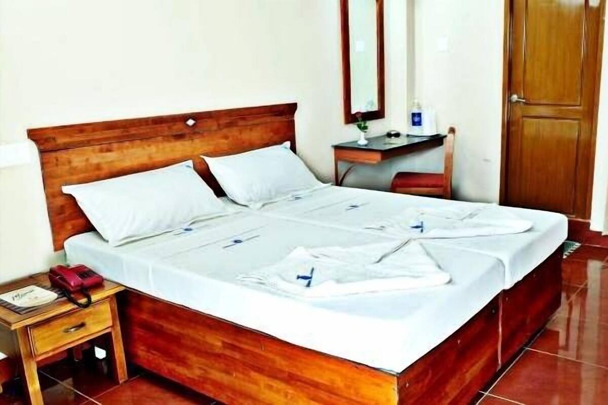 Habitación doble económica, con acceso para personas discapacitadas, para fumadores | Escritorio, camas extra y acceso para silla de ruedas