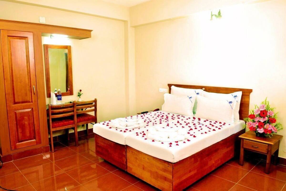 Desk, rollaway beds, wheelchair access