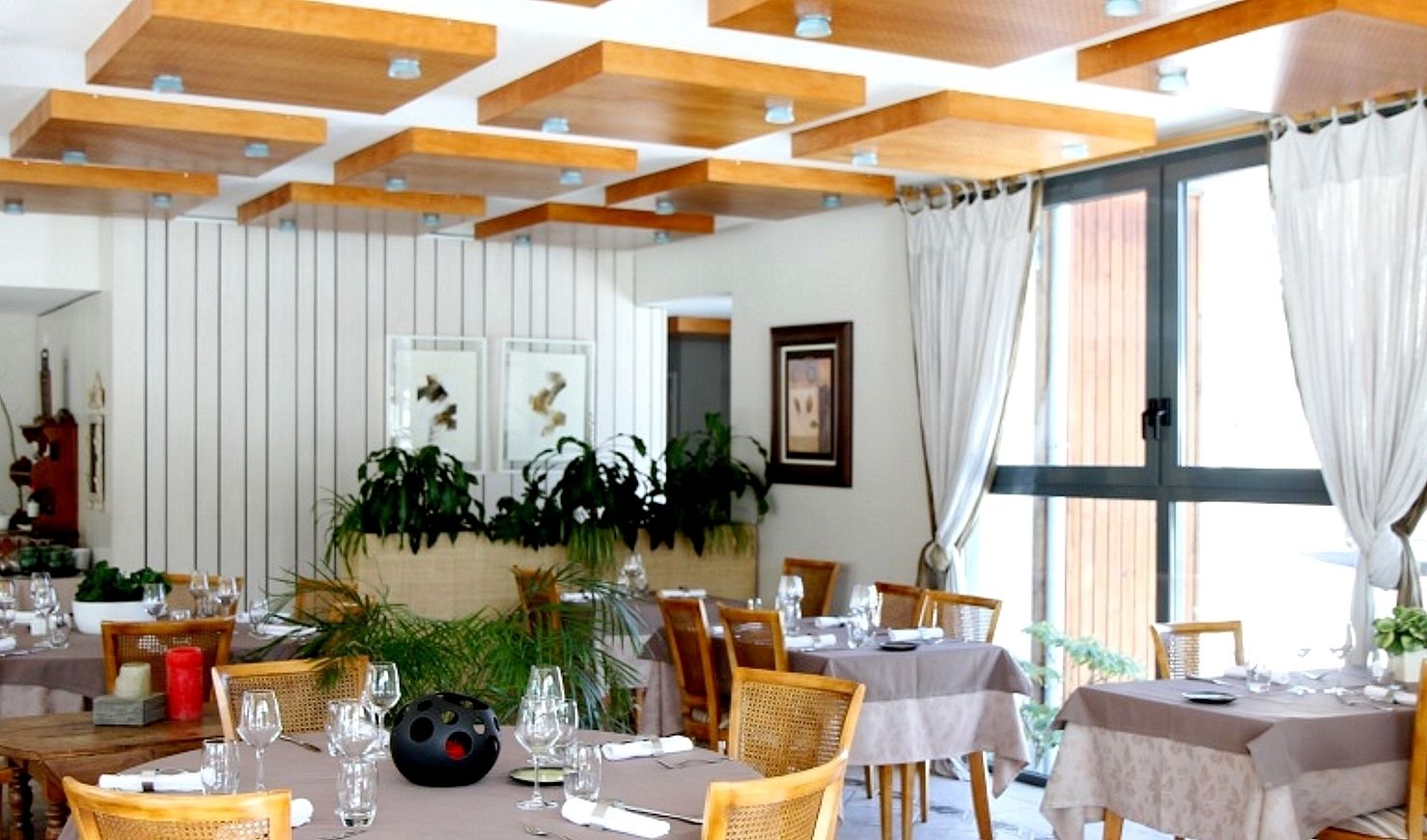 Lunch and dinner served, French cuisine