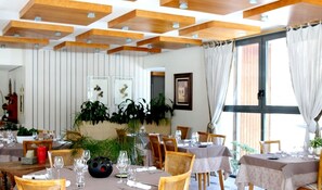 Lunch and dinner served, French cuisine - Hôtel les Sapins (Le Menil)