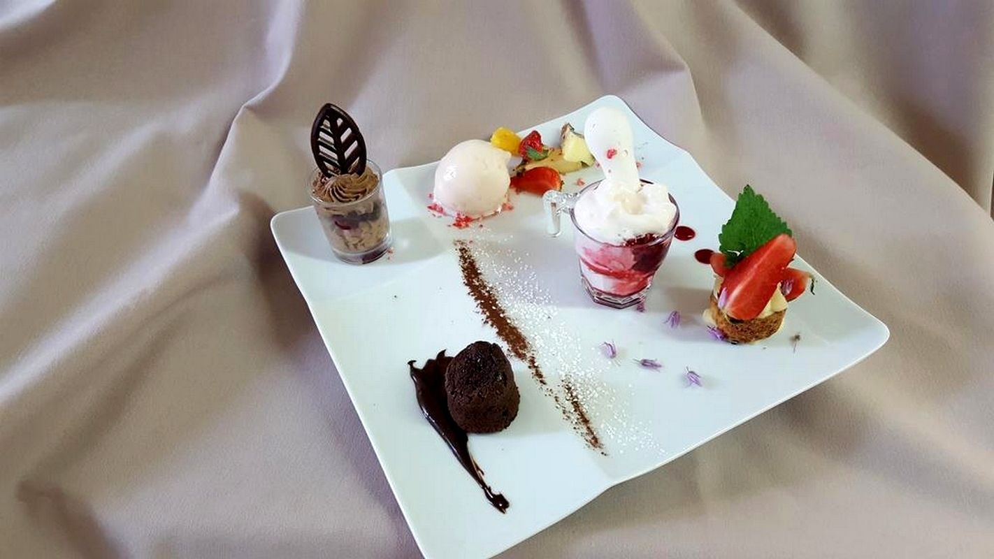 lunch and dinner served, french cuisine