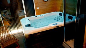 Indoor spa tub - Hôtel les Sapins (Le Menil)
