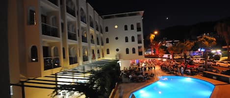 Outdoor pool, pool umbrellas, sun loungers