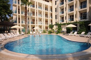 Outdoor pool, pool umbrellas, sun loungers - Kent Studyo Hotel (Marmaris)