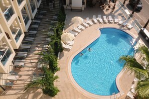 Outdoor pool, pool umbrellas, sun loungers - Kent Studyo Hotel (Marmaris)