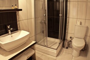Shower, towels - Glorina Hotel (Istanbul)
