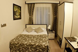 Minibar, in-room safe, desk, soundproofing - Glorina Hotel (Istanbul)