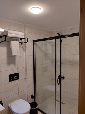 Superior-Doppelzimmer | Badezimmer | Dusche, kostenlose Toilettenartikel, Haartrockner, Hausschuhe