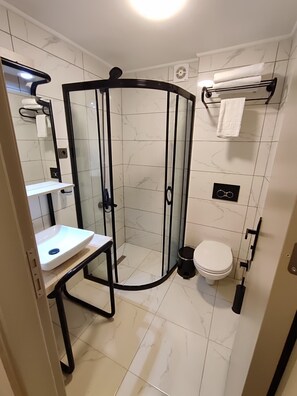 Habitación urbana | Baño | Regadera, amenidades de baño gratuitas, secadora de cabello, pantuflas 