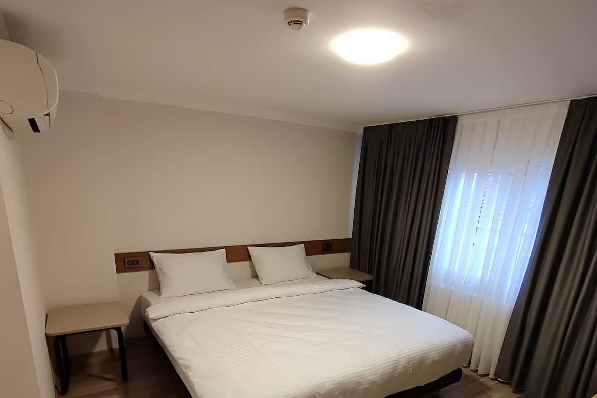 Lakens van Egyptisch katoen, luxe beddengoed, een kluis op de kamer