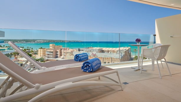 A balcony with a clear view of the sea, two towels, and a small table with a chair. - Hipotels Gran Playa de Palma (Palma de Mallorca)