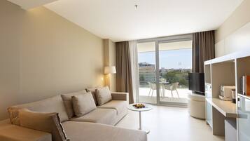 Suite, terras | Een minibar, een kluis op de kamer, een bureau, verduisterende gordijnen